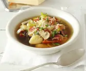 Bunte Pilzsuppe mit Gnocchi und getrockneten Tomaten