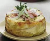 Timbale mit Schinken, Bier und Zwiebeln