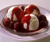 Vanilleeis mit heißer Himbeersoße