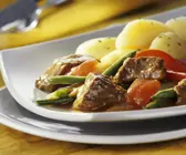 Rinderragout mit Gemüse und Petersilienkartoffeln