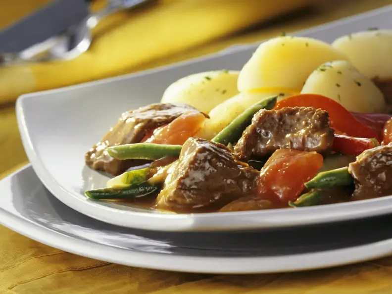 Rinderragout mit Gemüse und Petersilienkartoffeln