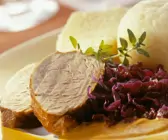 Wildschweinrücken mit Blaukraut und Knödeln