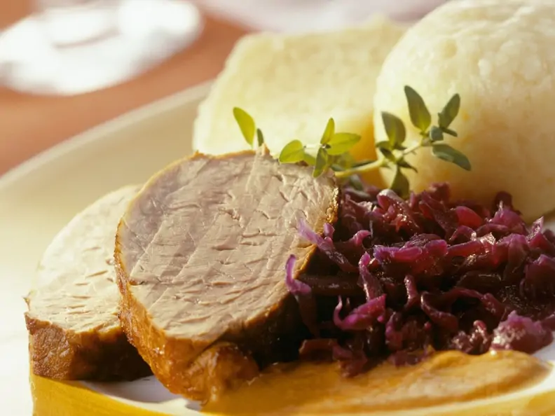 Wildschweinrücken mit Blaukraut und Knödeln
