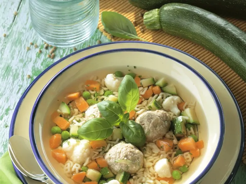 Buchstabensuppe mit Gemüse und Klößchen