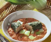 Paksoi-Rouladen mit Fleischfüllung und Tomatensoße