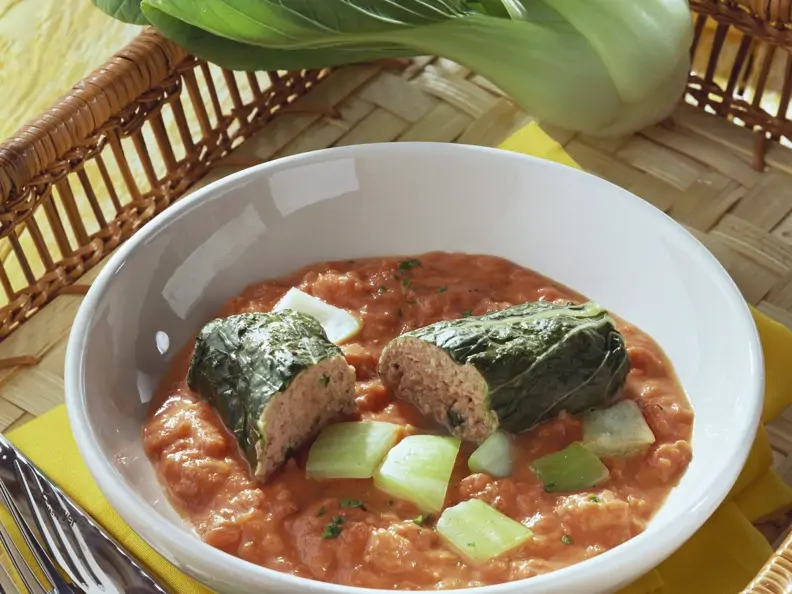 Paksoi-Rouladen mit Fleischfüllung und Tomatensoße