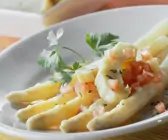 Spargel und Tomatenvinaigrette mit Artischocken