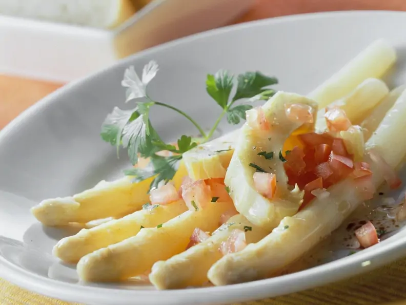 Spargel und Tomatenvinaigrette mit Artischocken