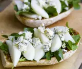 Belegtes Ciabatta mit Birne, Stilton und Brunnenkresse