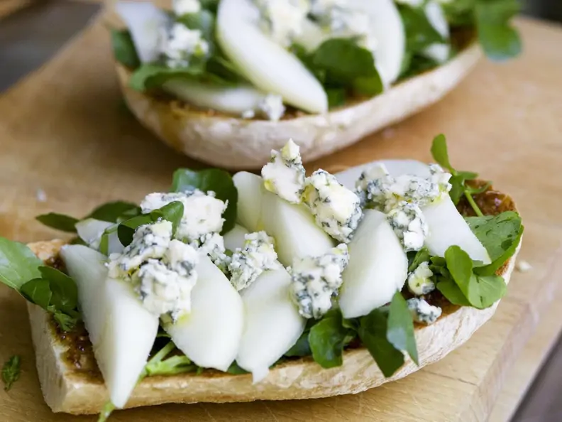 Belegtes Ciabatta mit Birne, Stilton und Brunnenkresse