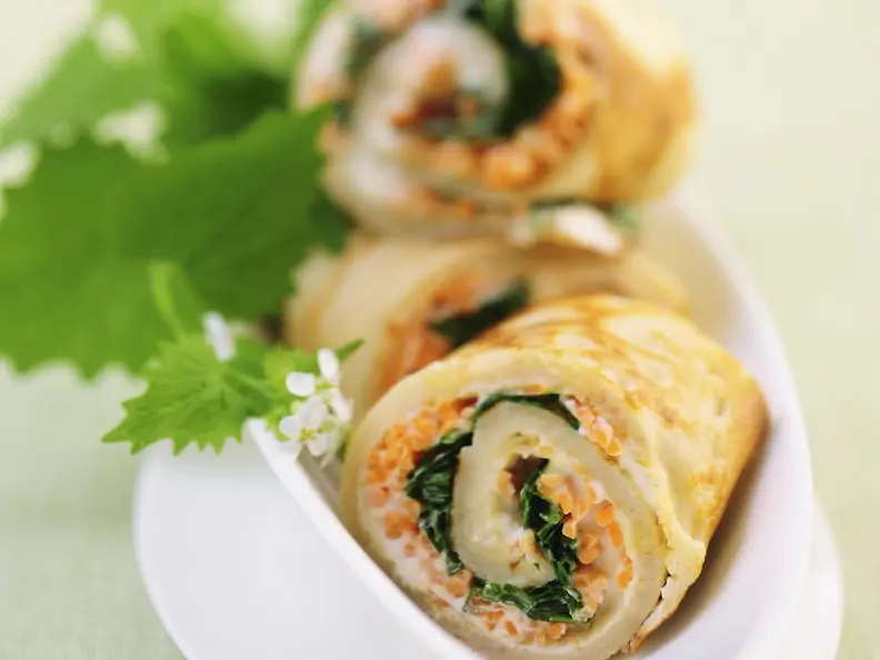 Pfannkuchenröllchen mit Kräuterfüllung