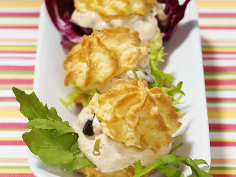 Herzhafte Windbeutel mit Frischkäse-Oliven-Füllung
