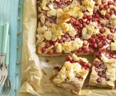 Johannisbeerkuchen mit Karamellmandeln