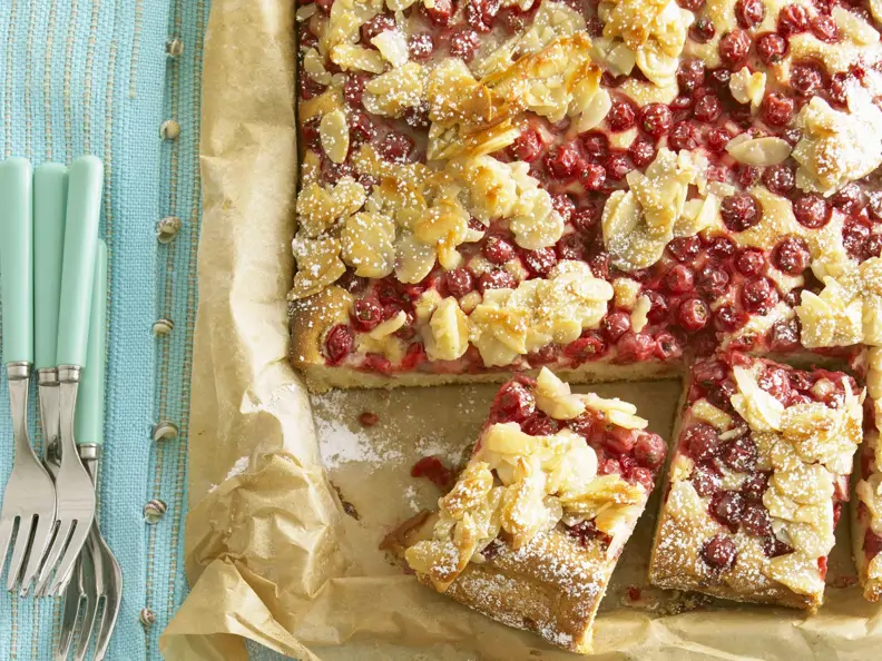Johannisbeerkuchen mit Karamellmandeln