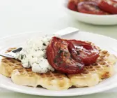 Herzhafte Waffeln mit Frischkäse und Ofen-Tomaten