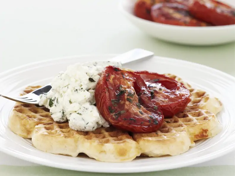 Herzhafte Waffeln mit Frischkäse und Ofen-Tomaten