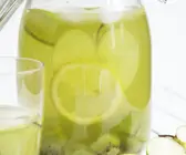 Zitronenlimonade mit Apfel und Kiwi