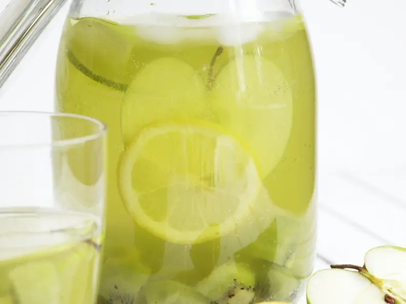 Zitronenlimonade mit Apfel und Kiwi