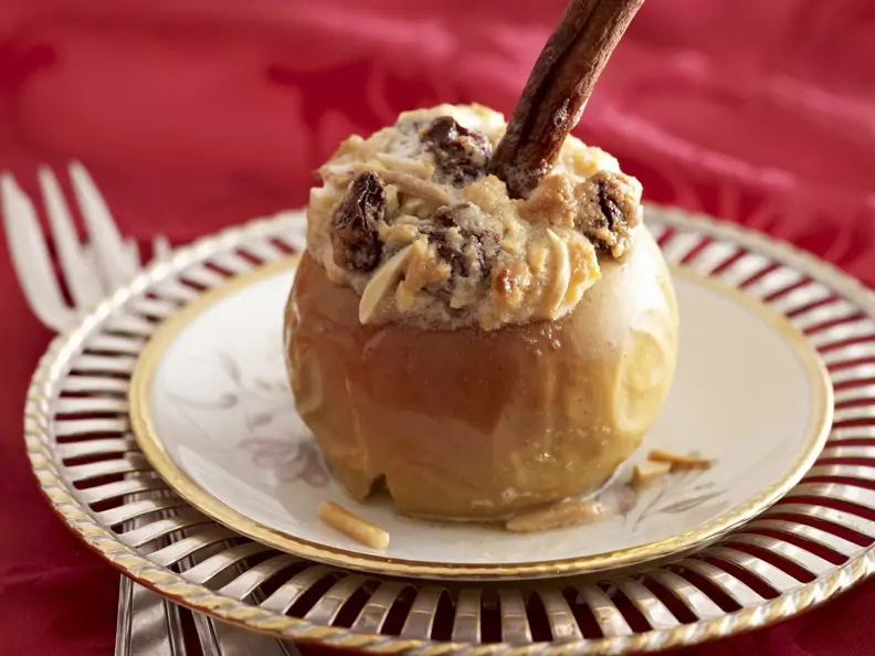 Bratapfel mit Marzipan gefüllt