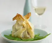 Rinderfilet in Filohülle auf Zuckerschotenbett