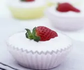 Joghurtcreme mit frischen Erdbeeren