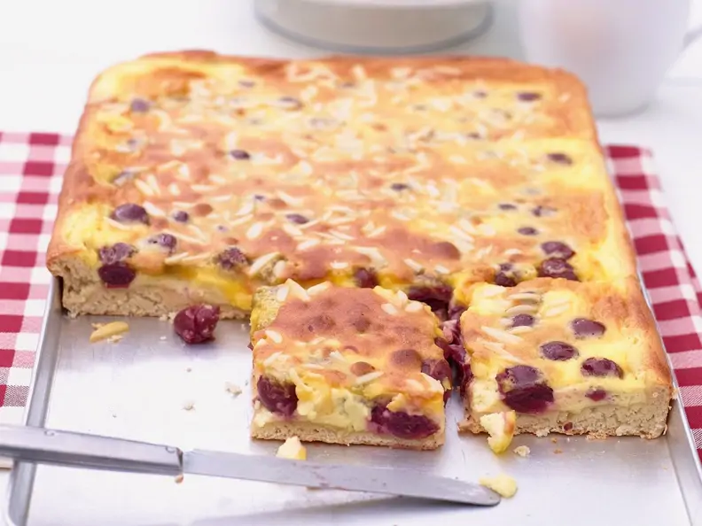 Schmandkuchen mit Kirschen