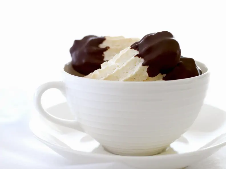 Nuss-Baiser mit Schokolade