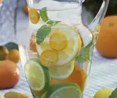 Erfrischungsgetränk mit Zitrusfrüchten