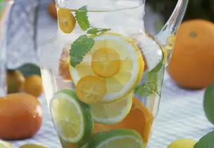 Erfrischungsgetränk mit Zitrusfrüchten