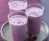 Beerenmilch mit griechischem Joghurt