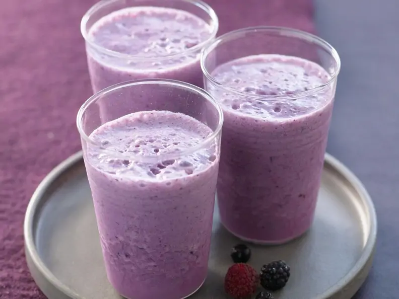 Beerenmilch mit griechischem Joghurt