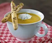 Möhrensuppe mit Knabberstangen