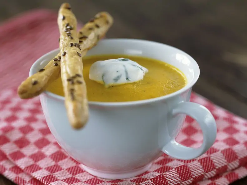 Möhrensuppe mit Knabberstangen