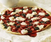 Süße Pizza mit Erdbeersoße und Minzpesto