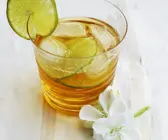 Kalter grüner Tee mit Ingwer