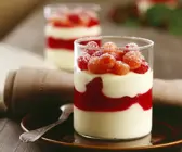 Weißes Schokoladenmousse mit Himbeersoße