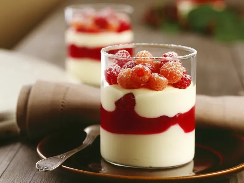 Weißes Schokoladenmousse mit Himbeersoße