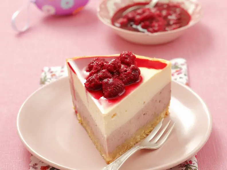 Geschichteter Himbeer-Käsekuchen
