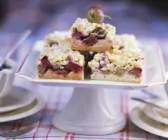 Rhabarber-Stachelbeer-Kuchen mit Streuseln