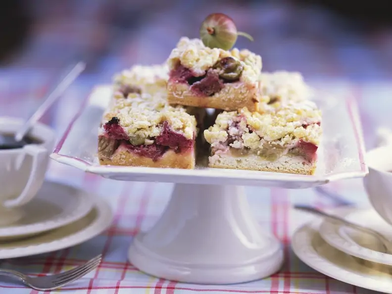 Rhabarber-Stachelbeer-Kuchen mit Streuseln