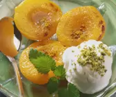 Pfirsiche mit Curry und Vanilleeis