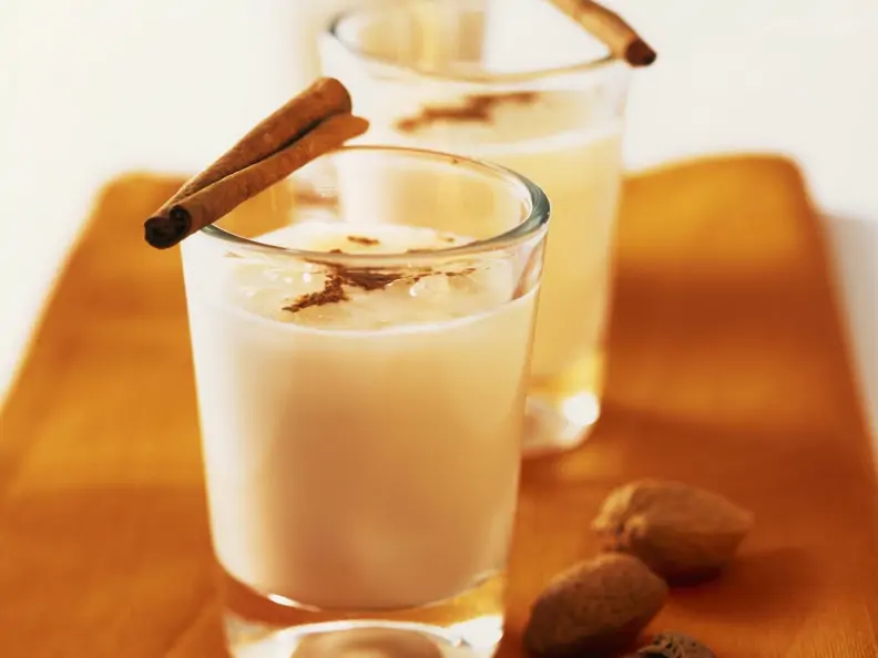 Orangen-Mandel-Milch mit Zimt