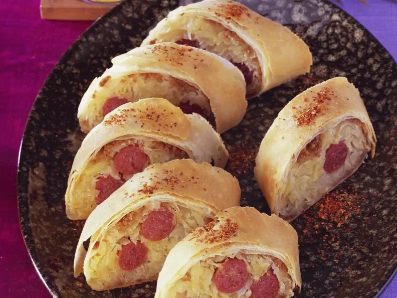 Sauerkraut-Bratwurst-Strudel