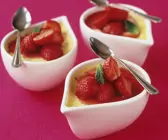Karamellpudding mit Erdbeeren