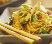 Asia-Nudelpfanne mit Tofu und Wasserkastanien