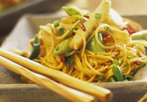 Asia-Nudelpfanne mit Tofu und Wasserkastanien