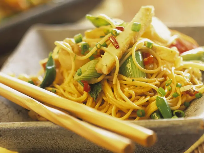 Asia-Nudelpfanne mit Tofu und Wasserkastanien