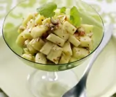 Apfel-Haselnuss-Salat mit Ahornsirup