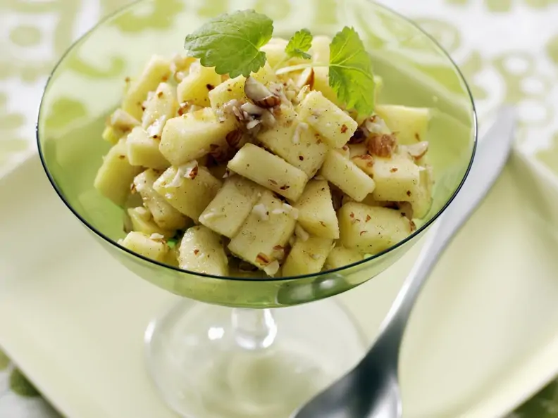Apfel-Haselnuss-Salat mit Ahornsirup