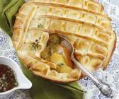 Gedeckter Apfelkuchen mit Thymian